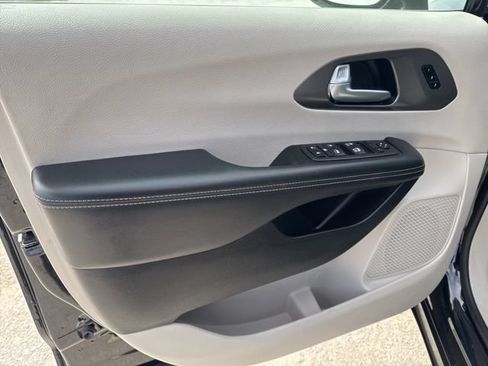 Used 2024 Chrysler Pacifica Touring-L FWD image 22