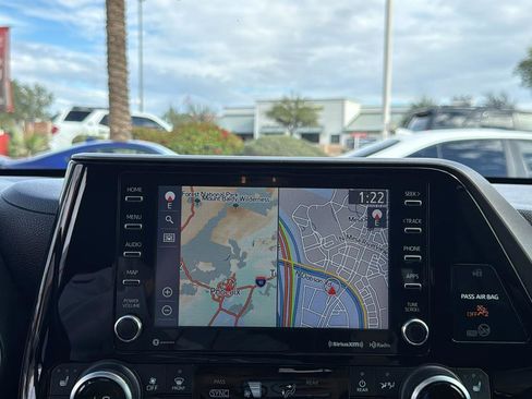 Used 2020 Toyota Highlander XLE image 19