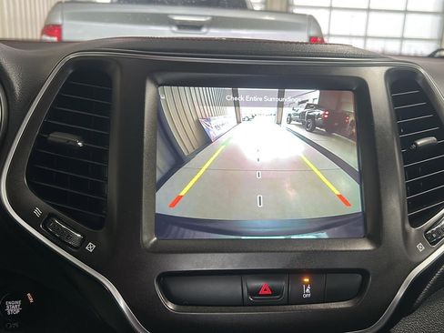 Used 2022 Jeep Cherokee Trailhawk w/ Sun, Sound & Nav Group AWD/4WD image 23