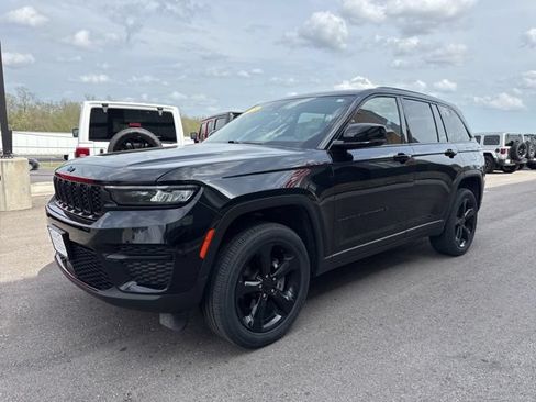 Used 2023 Jeep Grand Cherokee Altitude AWD/4WD image 7