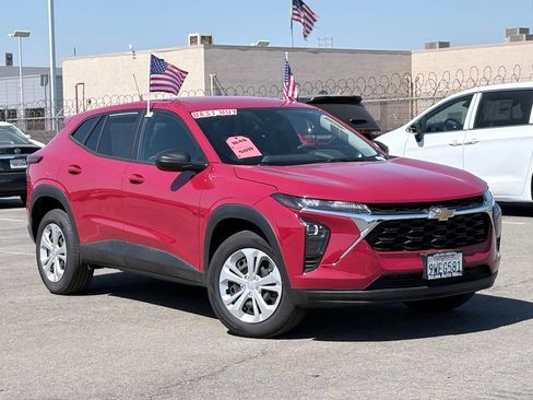 Used 2026 Chevrolet Trax LS FWD image 2