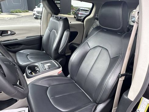 Used 2024 Chrysler Pacifica Touring-L FWD image 17