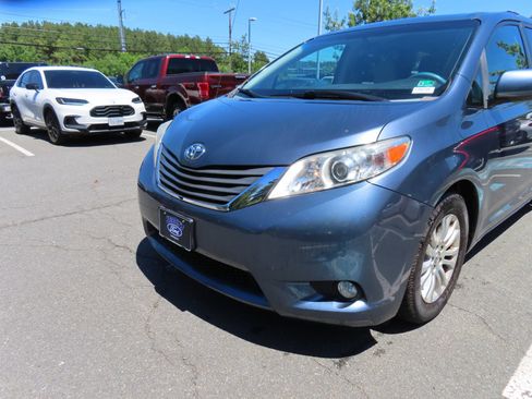 Used 2014 Toyota Sienna XLE FWD image 9