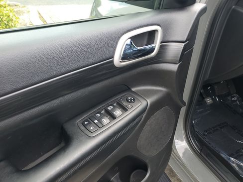 Used 2021 Jeep Grand Cherokee Laredo X AWD/4WD image 19