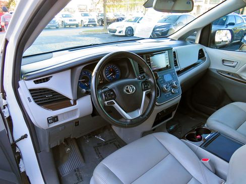 Used 2020 Toyota Sienna XLE image 12