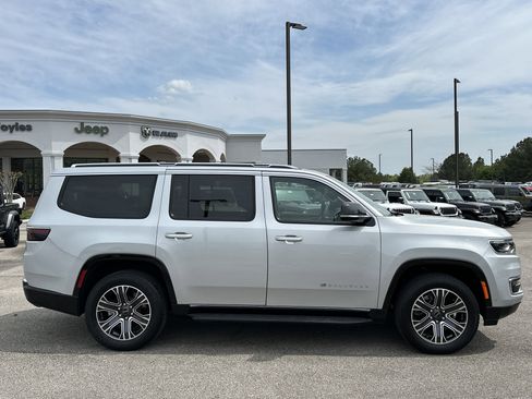 New 2025 Jeep Wagoneer 4WD w/ Premium Group I image 8