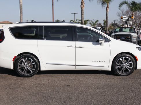 Used 2022 Chrysler Pacifica Pinnacle image 11