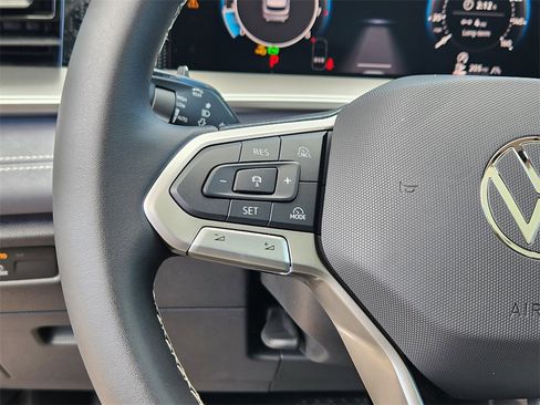 New 2025 Volkswagen Tiguan SE image 8