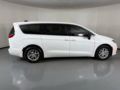 New 2026 Chrysler Pacifica Select FWD image 9
