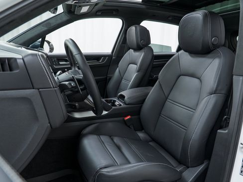 Certified 2024 Porsche Cayenne Turbo image 19