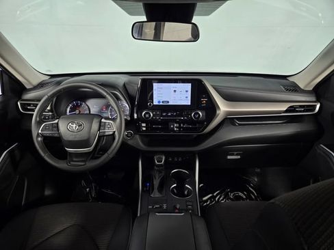 Used 2023 Toyota Highlander LE FWD image 27