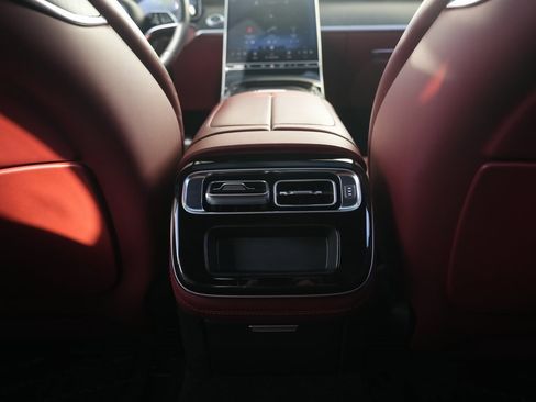 Used 2022 Mercedes-Benz S 580 4MATIC Sedan w/ AMG Line Package image 45