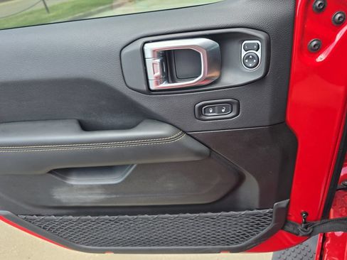 Used 2025 Jeep Wrangler Unlimited Sahara AWD/4WD image 20