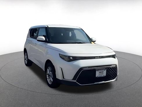 Used 2025 Kia Soul LX w/ LX Technology Package FWD image 3
