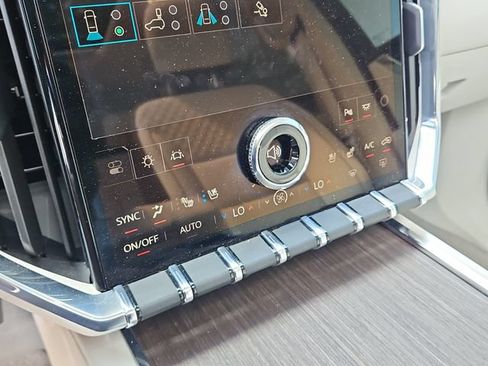 Used 2025 GMC Acadia Denali w/ Super Cruise Package FWD image 27