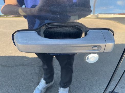 Used 2018 Jeep Wrangler Unlimited Sahara image 41