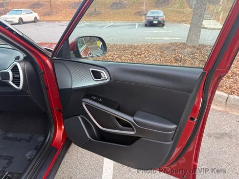 Used 2022 Kia Soul LX image 12