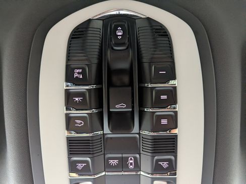 Used 2024 Porsche Macan image 18