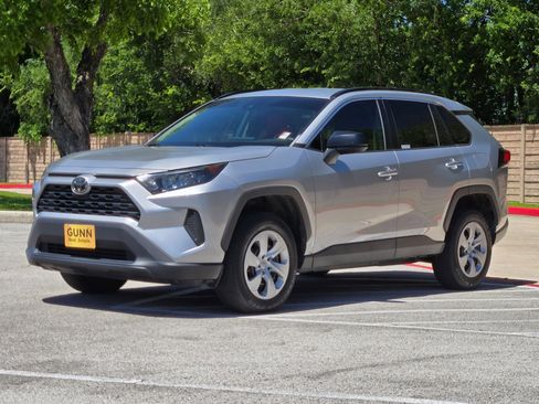 Used 2020 Toyota RAV4 LE FWD image 7