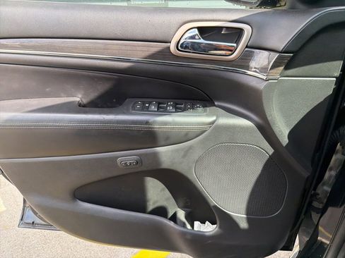 Used 2017 Jeep Grand Cherokee Overland AWD/4WD image 18