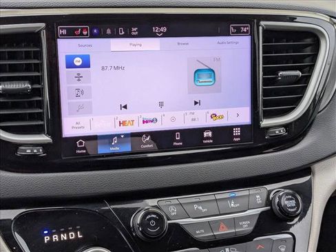 Used 2024 Chrysler Pacifica Touring-L image 15