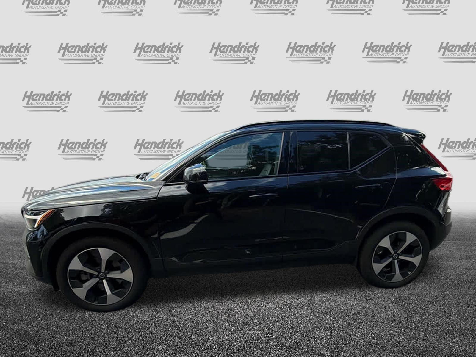 Used 2025 Volvo XC40 B5 Plus AWD/4WD image 9