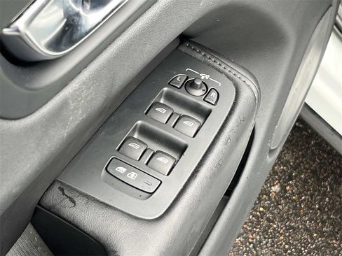 Used 2023 Volvo XC60 B5 Plus image 21