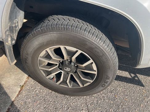 Used 2020 Toyota Tacoma TRD Sport image 12