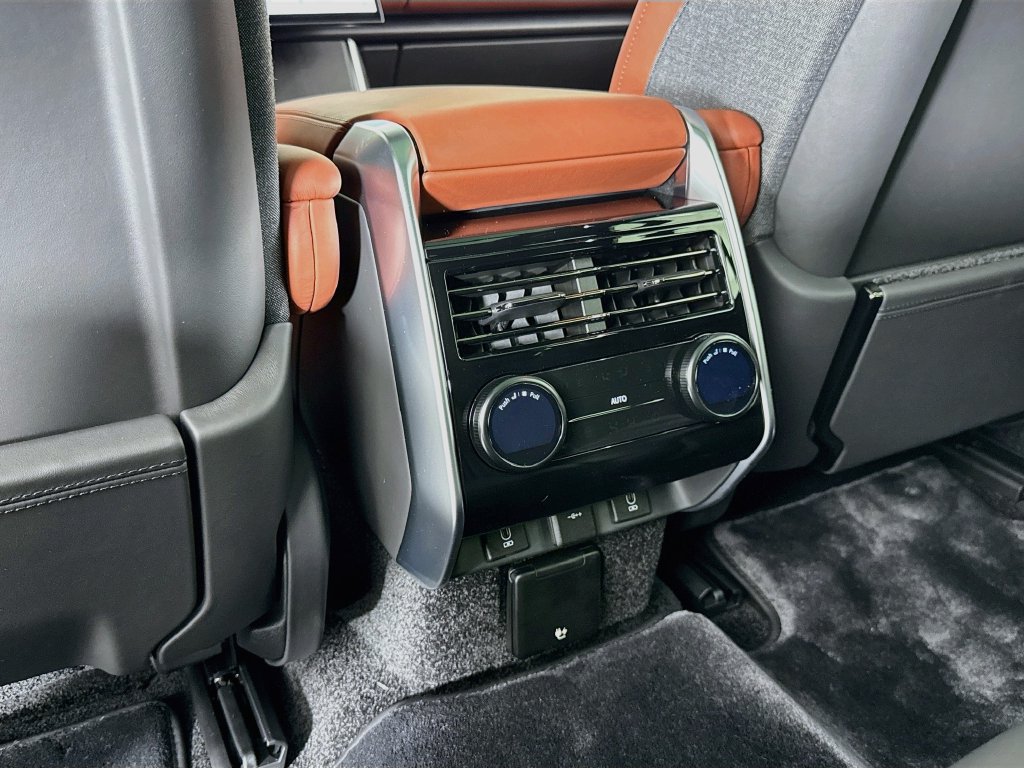 New 2026 Land Rover Range Rover SV AWD/4WD image 17
