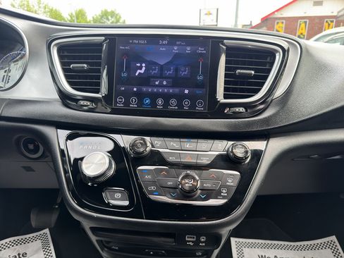 Used 2019 Chrysler Pacifica Touring-L Plus FWD image 25