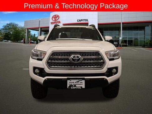 Used 2016 Toyota Tacoma TRD Off-Road w/ Premium & Technology Package AWD/4WD image 9