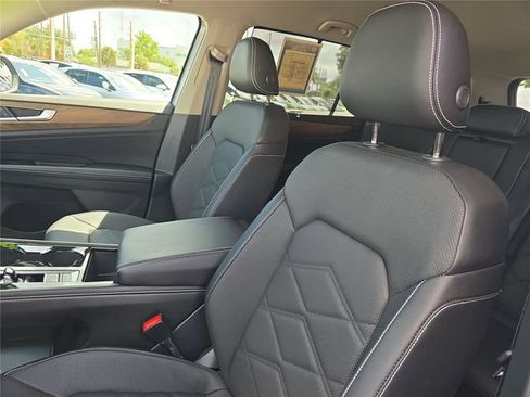 Used 2025 Volkswagen Atlas SE FWD image 17