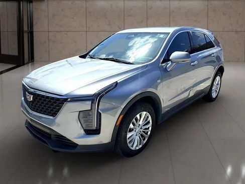 Used 2024 Cadillac XT4 Luxury w/ Cold Weather Package FWD image 7