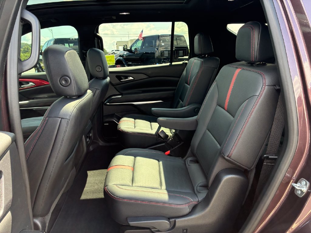 Used 2024 Chevrolet Traverse RS FWD image 22