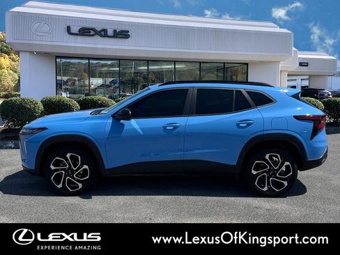 Used 2024 Chevrolet Trax RS FWD image 2