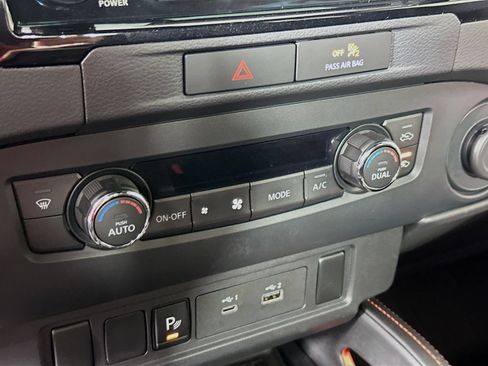 Used 2022 Nissan Frontier PRO-4X w/ Technology Package AWD/4WD image 16