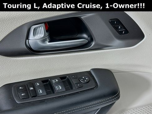 Used 2024 Chrysler Pacifica Touring-L image 18