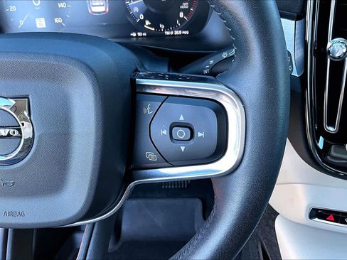 Used 2019 Volvo XC40 T4 Momentum image 22