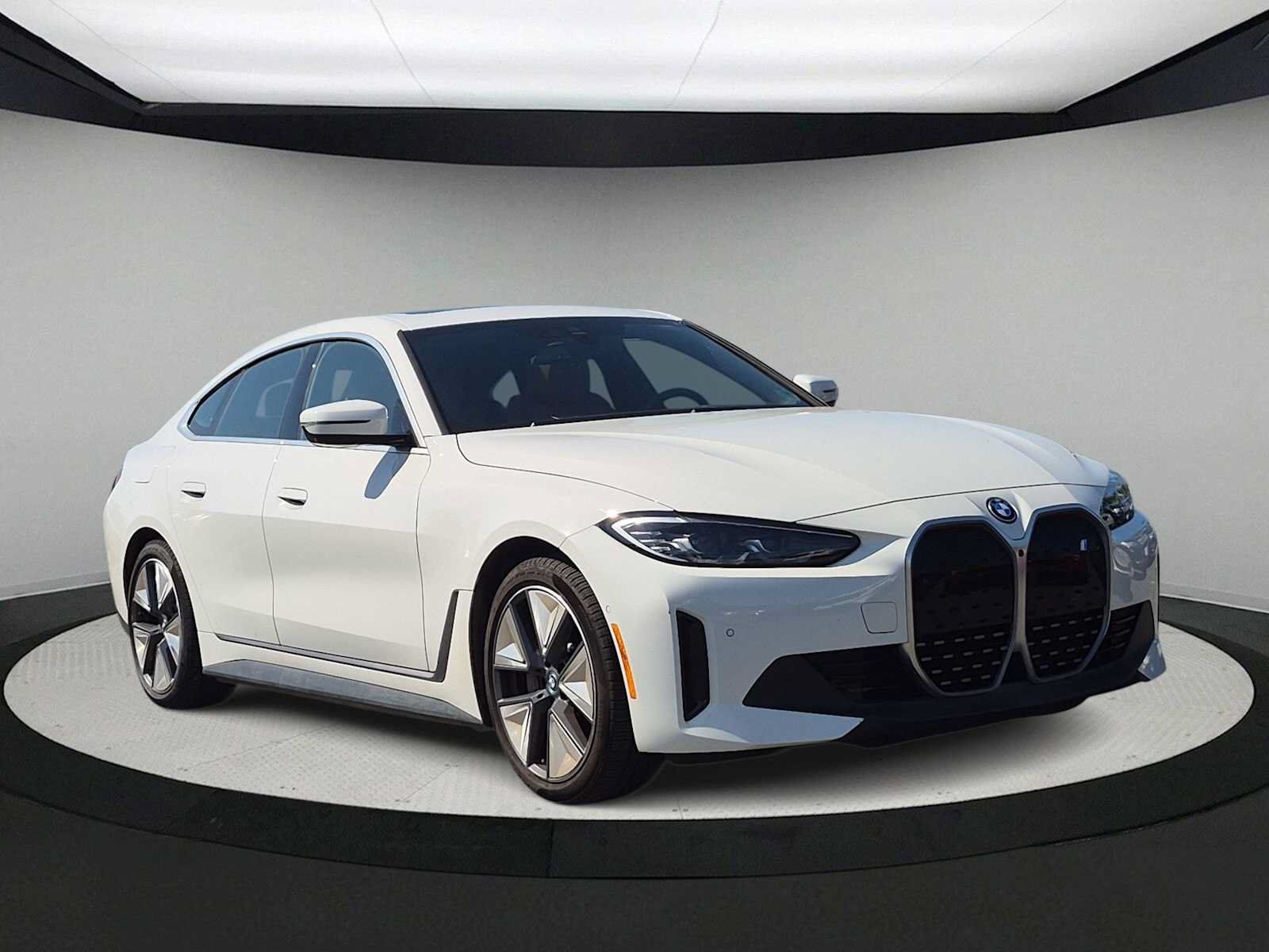 Used 2024 BMW i4 eDrive35 w/ Premium Package RWD image 2