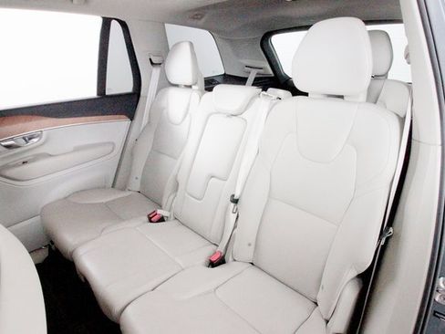 Certified 2022 Volvo XC90 T6 Momentum w/ Advanced Package image 25