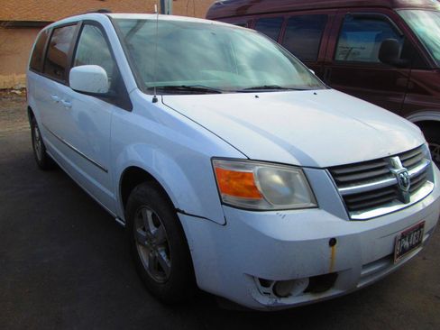 Used 2010 Dodge Grand Caravan SXT image 3