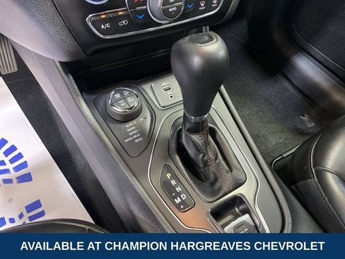 Used 2021 Jeep Cherokee Trailhawk AWD/4WD image 21