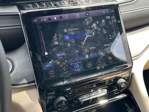 Used 2023 Jeep Grand Cherokee Limited AWD/4WD image 25