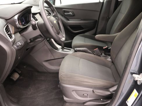 Used 2021 Chevrolet Trax LS w/ Tint and Cruise Package FWD image 7