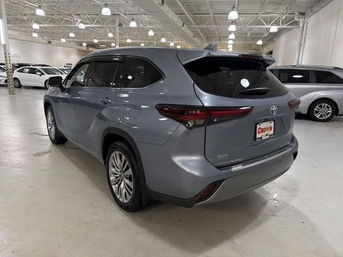 Used 2024 Toyota Highlander Platinum AWD/4WD image 5