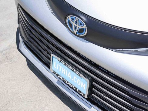 Used 2023 Toyota Sienna XLE w/ XLE Plus Package FWD image 8