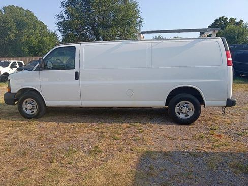 Used 2017 Chevrolet Express 2500 Extended RWD image 9