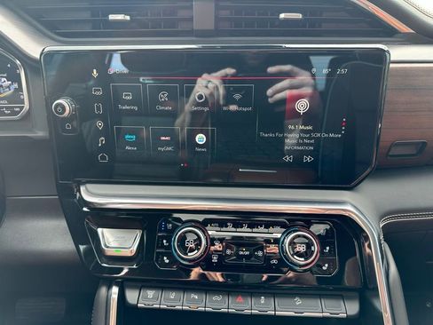 Used 2025 GMC Sierra 2500 Denali Ultimate image 10