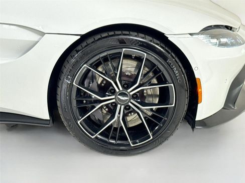 Used 2022 Aston Martin V8 Vantage Coupe image 36