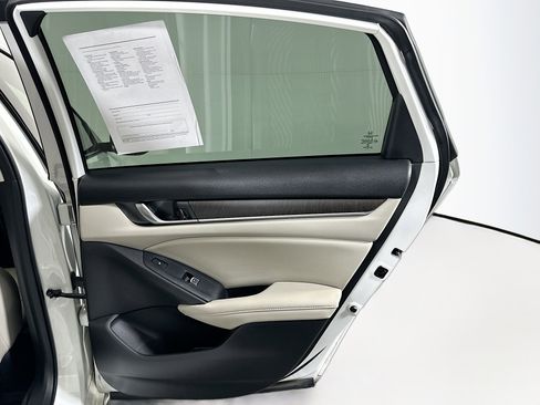 Used 2018 Honda Accord Touring image 32